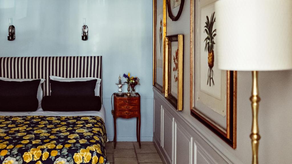 a bedroom with a bed and a table with a lamp at Maison Saintonge in Paris