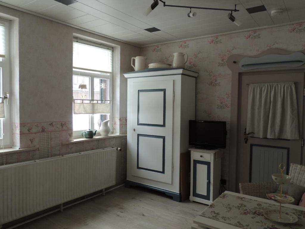 una habitación con una puerta y una televisión en ella en Haus Bindseil - Ferienwohnung im EG, rechts, en Altenau