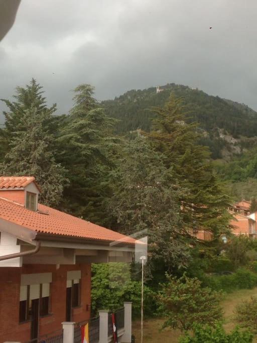 Vista generica sulle montagne o vista sulle montagne dall'interno dell'appartamento