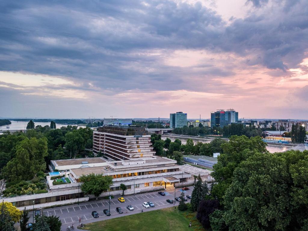 widok z powietrza na budynek w mieście w obiekcie Ensana Thermal Margaret Island w Budapeszcie