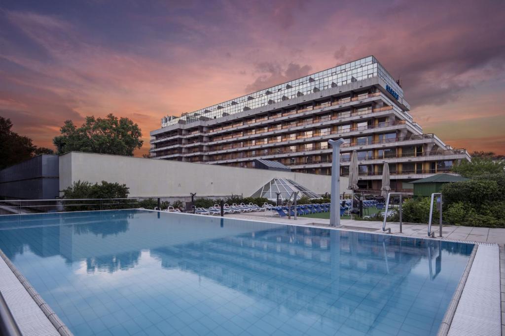 Бассейн в Ensana Thermal Margaret Island или поблизости