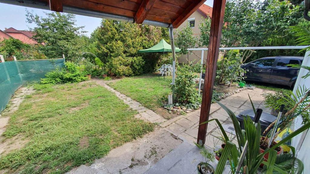 Ogród w obiekcie Holiday home in Siofok - Balaton 43127
