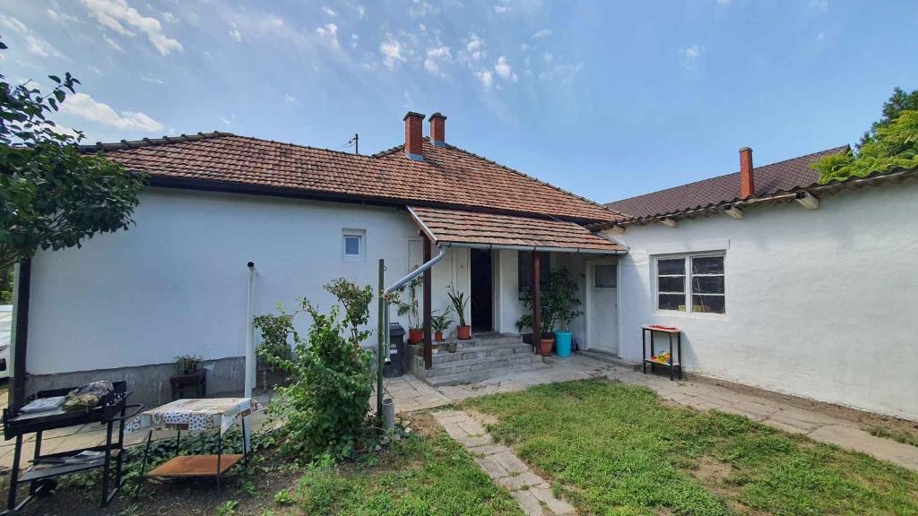 Biały dom z ogródkiem przed nim w obiekcie Holiday home in Siofok - Balaton 43127 w Siófoku