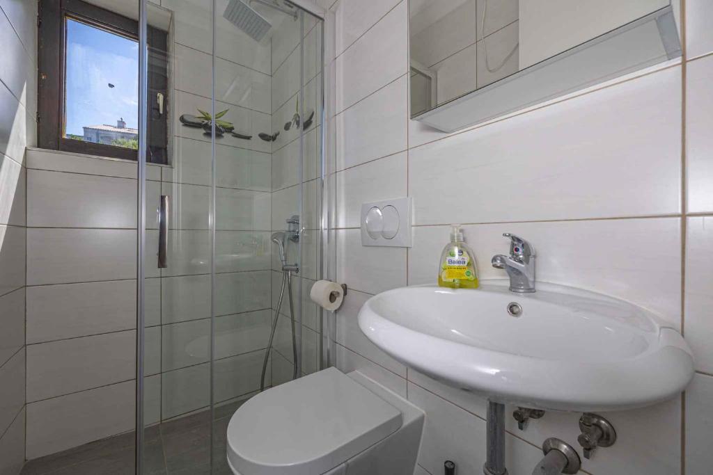 Kúpeľňa v ubytovaní Holiday home in Klenovica 43094