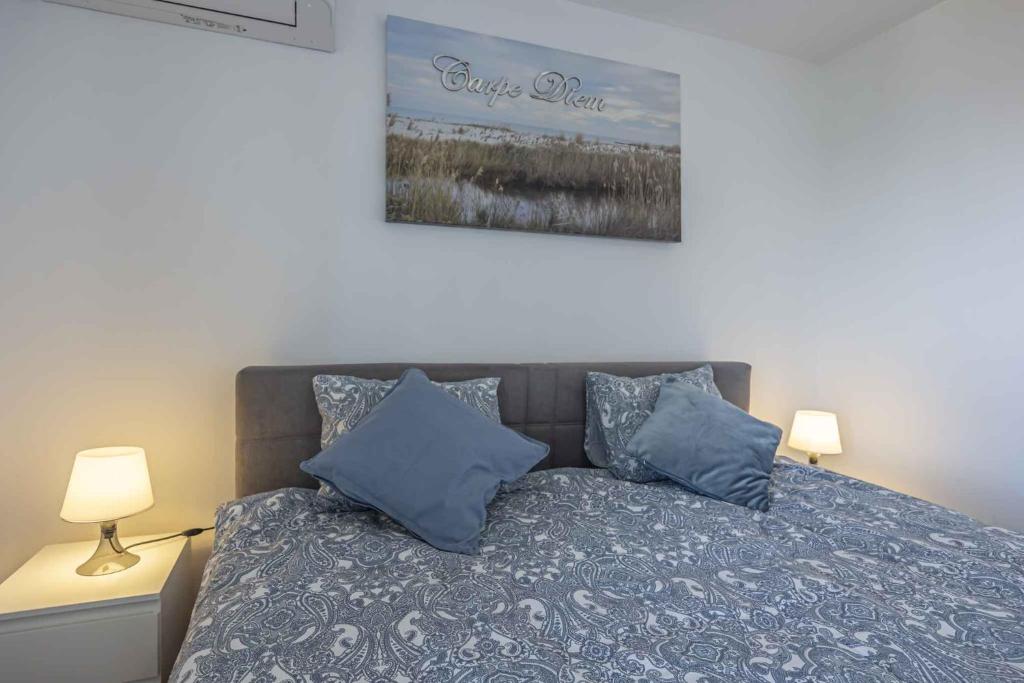 Posteľ alebo postele v izbe v ubytovaní Holiday home in Klenovica 43094