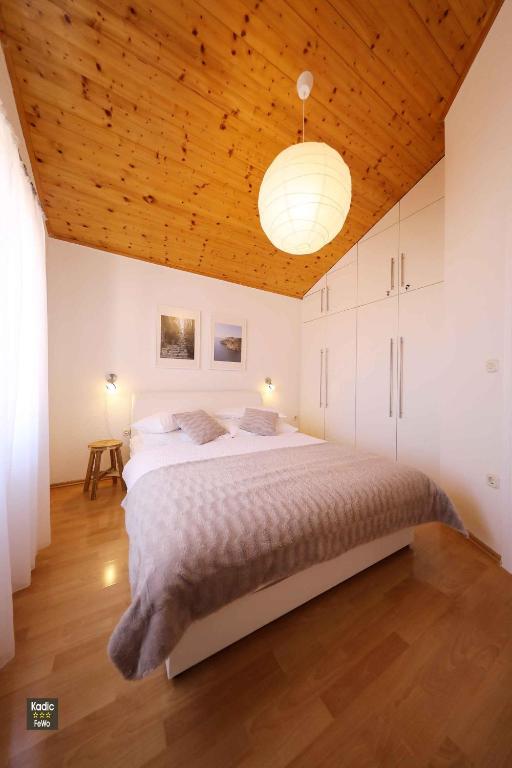 Posteľ alebo postele v izbe v ubytovaní Apartment in Vir - Insel Vir 42970
