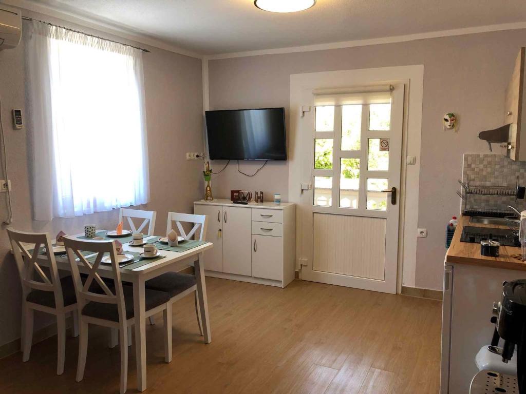Fotografia z galérie ubytovania Apartments in Krk - Insel Krk 43041 v destinácii Krk