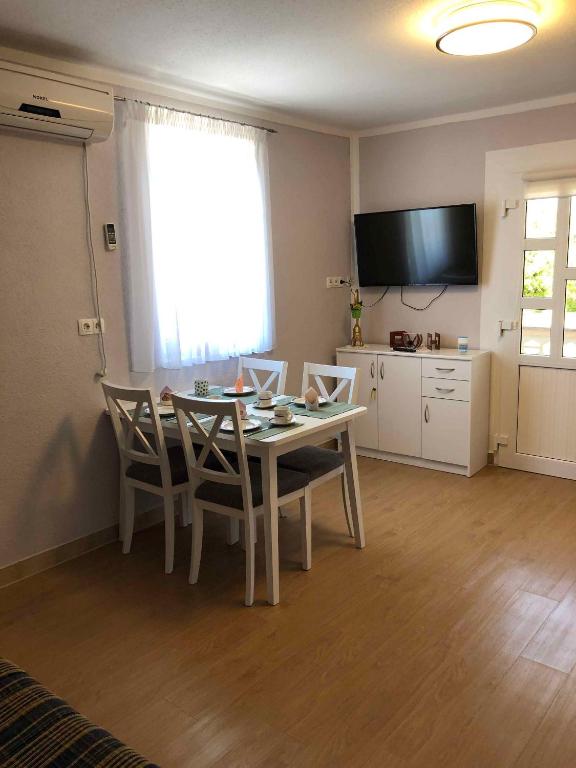 Fotografia z galérie ubytovania Apartments in Krk - Insel Krk 43041 v destinácii Krk