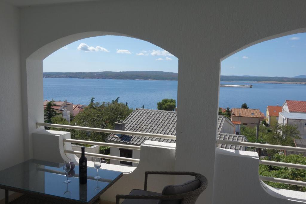 una vista del agua desde un balcón en Apartments Obradović, en Dramalj