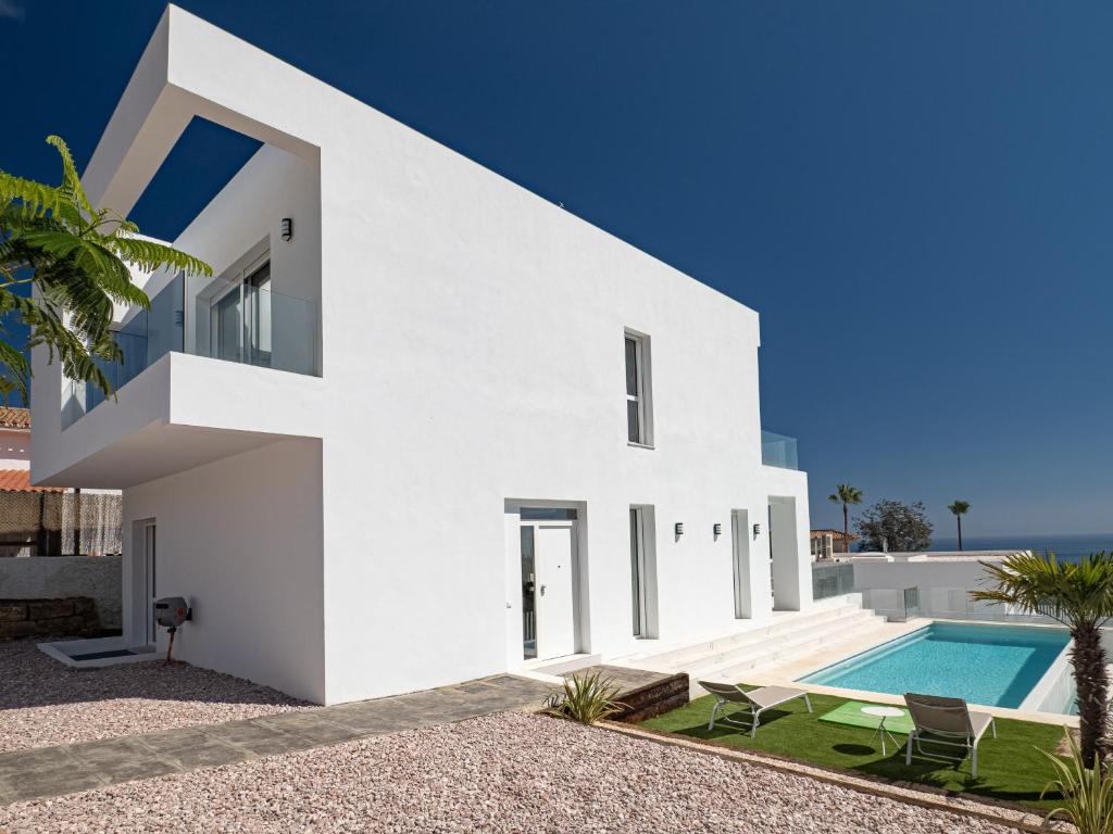 biały dom z basenem w obiekcie Villa Eliseo - private pool and sea views I 2400 w mieście San Roque