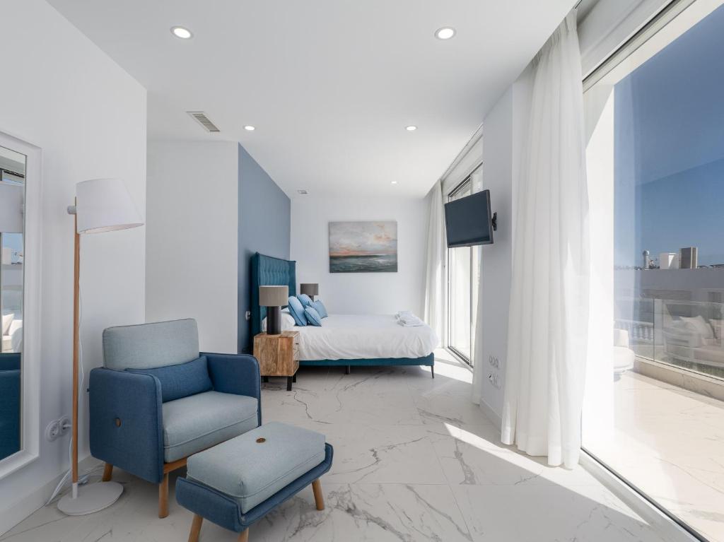 Telewizja i/lub zestaw kina domowego w obiekcie Villa Eliseo - private pool and sea views I 2400