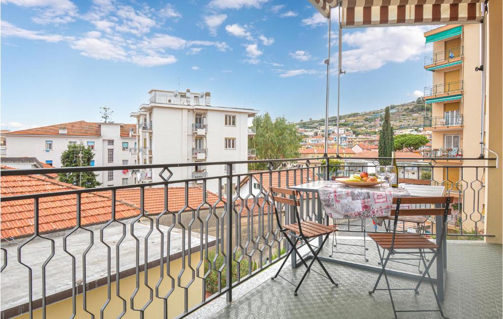 balkon ze stołem i krzesłami oraz widokiem w obiekcie Miriam Sweet Home w mieście Arma di Taggia