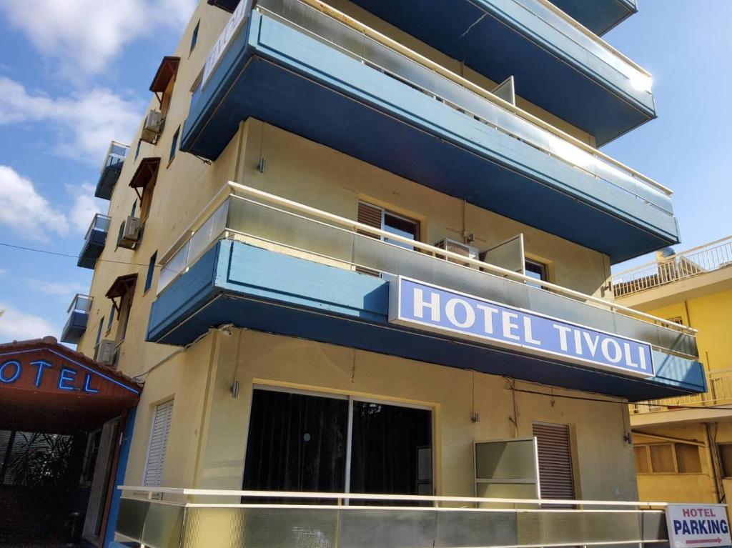 een hotel met een bord aan de zijkant van een gebouw bij Tivoli in Athene