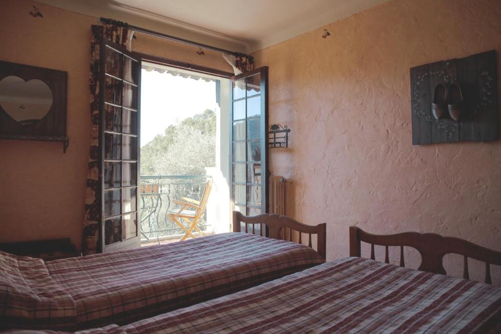 Un pat sau paturi într-o cameră la Auberge De La Madone