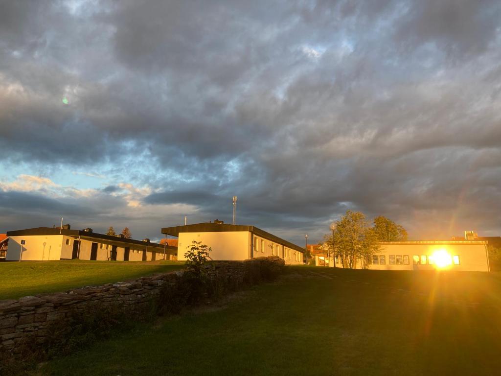 Východ nebo západ slunce při pohledu z hotelu nebo okolí