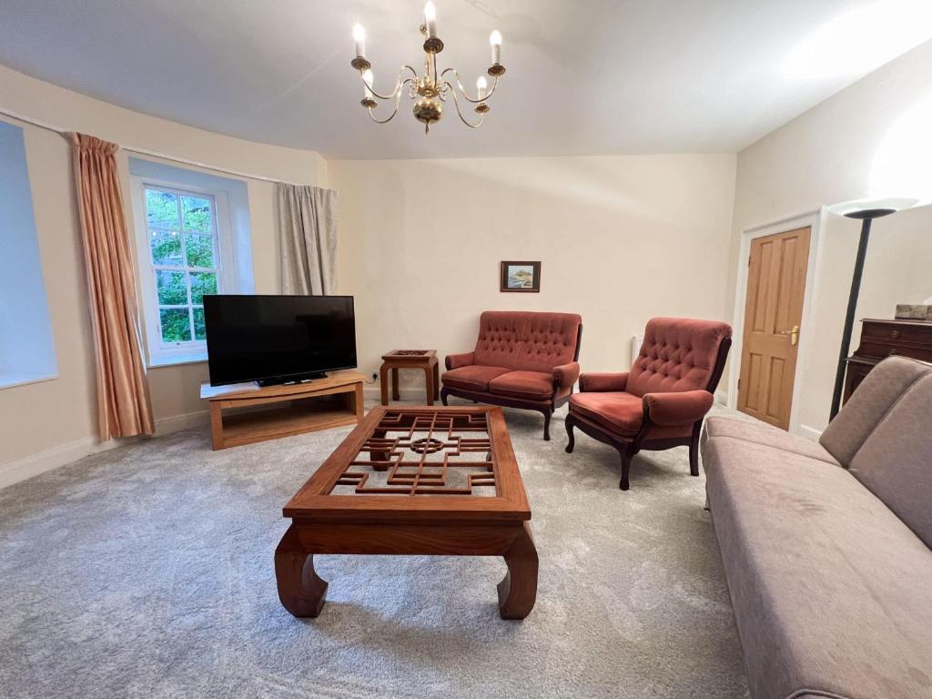 ein Wohnzimmer mit einem Sofa und einem Tisch mit einem Schachbrett in der Unterkunft Spacious Flat Sleeps 8 near Princes Street in Edinburgh