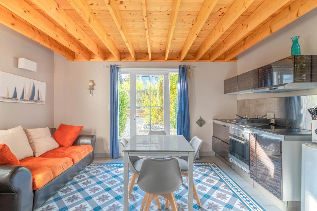 uma sala de estar com um sofá e uma mesa em Cottages à proximité de la plage em Dinard