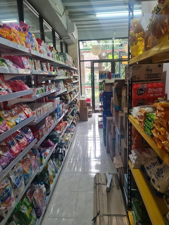 Supermarket nebo jiné obchody v  hotelu nebo okolí