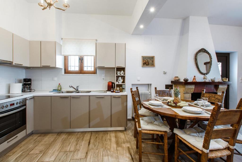 Kuchyňa alebo kuchynka v ubytovaní Evelinas House Platanias