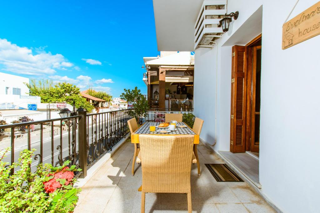 Balkón alebo terasa v ubytovaní Evelinas House Platanias