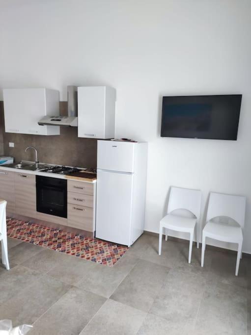 A kitchen or kitchenette at Appartamento sul mare con parcheggio privato