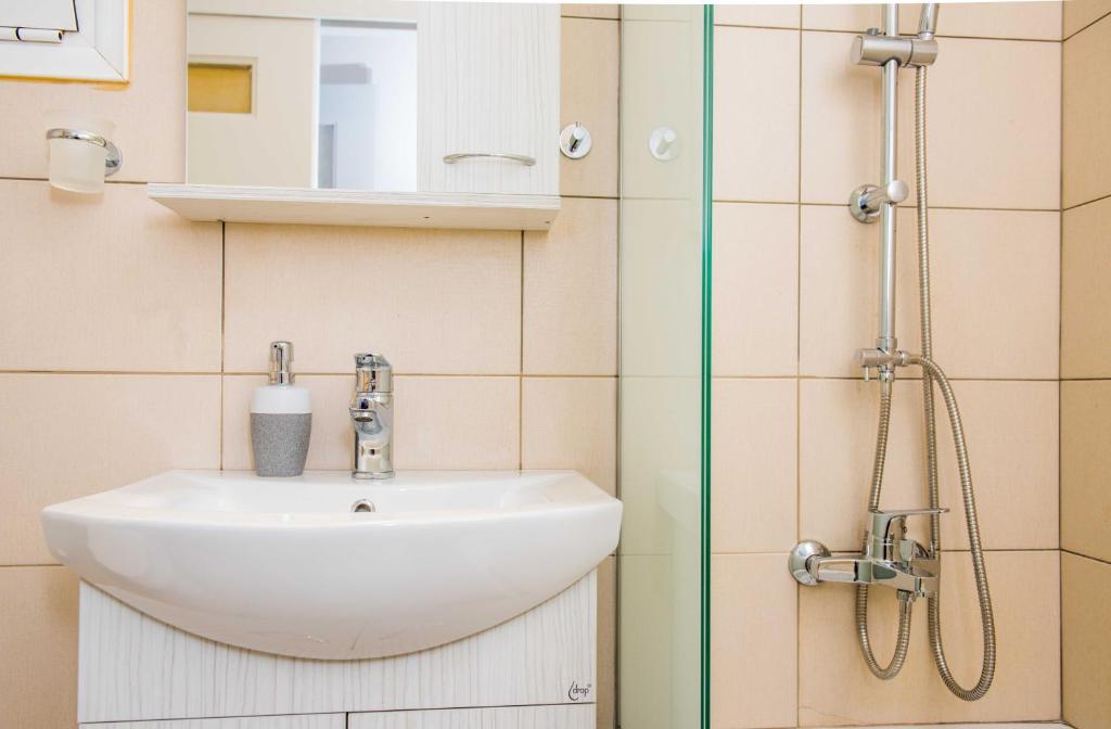 A bathroom at Comfy Central 1 Bedroom Apt with Terrace and View