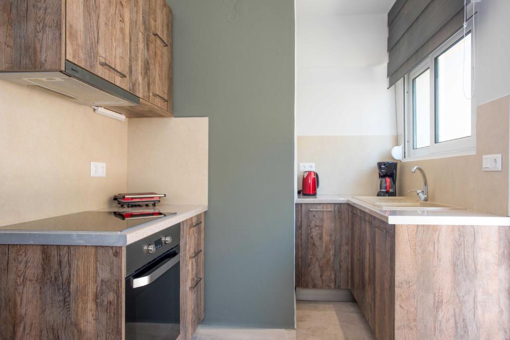 A kitchen or kitchenette at Comfy Central 1 Bedroom Apt with Terrace and View