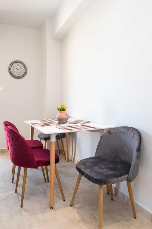 A seating area at Comfy Central 1 Bedroom Apt with Terrace and View