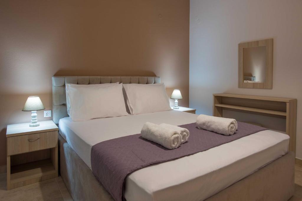 A bed or beds in a room at Comfy Central 1 Bedroom Apt with Terrace and View