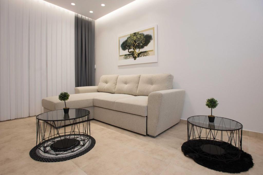 A seating area at Comfy Central 1 Bedroom Apt with Terrace and View