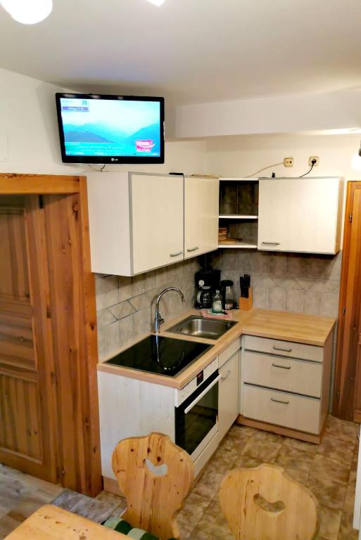 Kuchyň nebo kuchyňský kout v ubytování Ferienwohnungen Birkleiten
