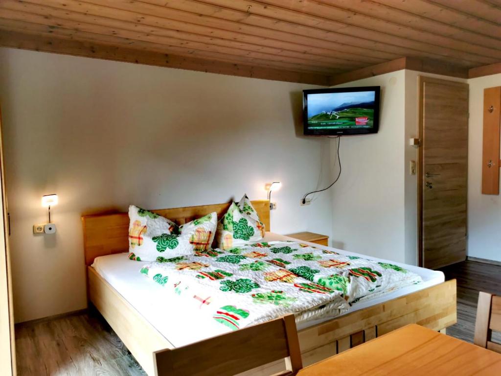 Postel nebo postele na pokoji v ubytování Ferienwohnungen Birkleiten
