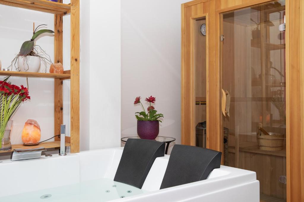 ポルデノーネにあるDépendance Ragaraja con sauna e idromassaggioの黒い椅子2脚と白いテーブルが備わる客室です。