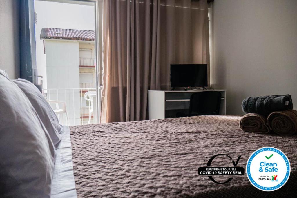 una camera con letto, TV e scrivania di Bernardo's Place a Ponta Delgada