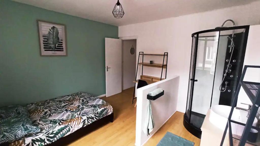 una camera con letto e parete verde di Cozy house for 8 people near LILLE a Tourcoing