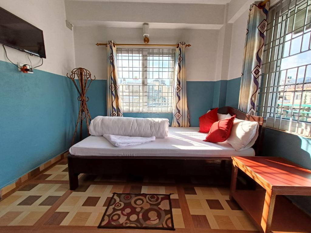 Rúm í herbergi á R&R Guest House