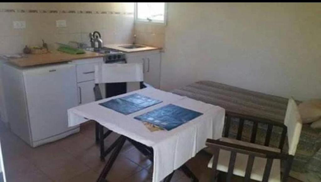 een kleine keuken met een tafel en een aanrecht bij El Encuentro in Tanti