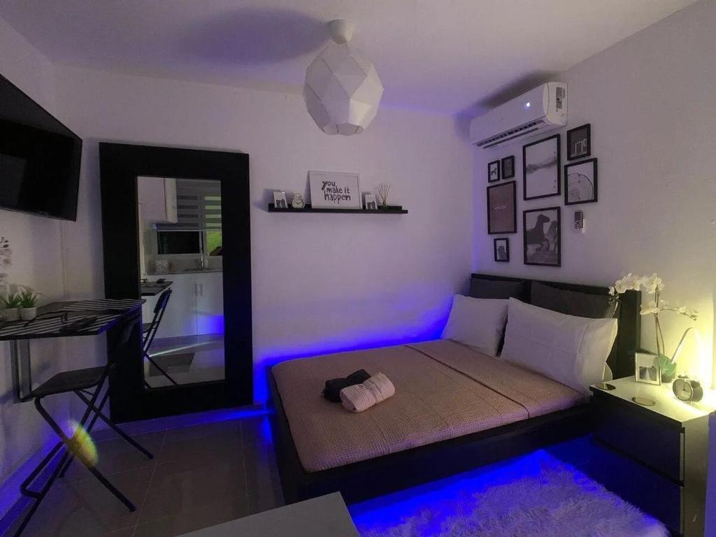 uma sala de estar com uma cama com luzes azuis em La A&B Bella vista em Los Prados