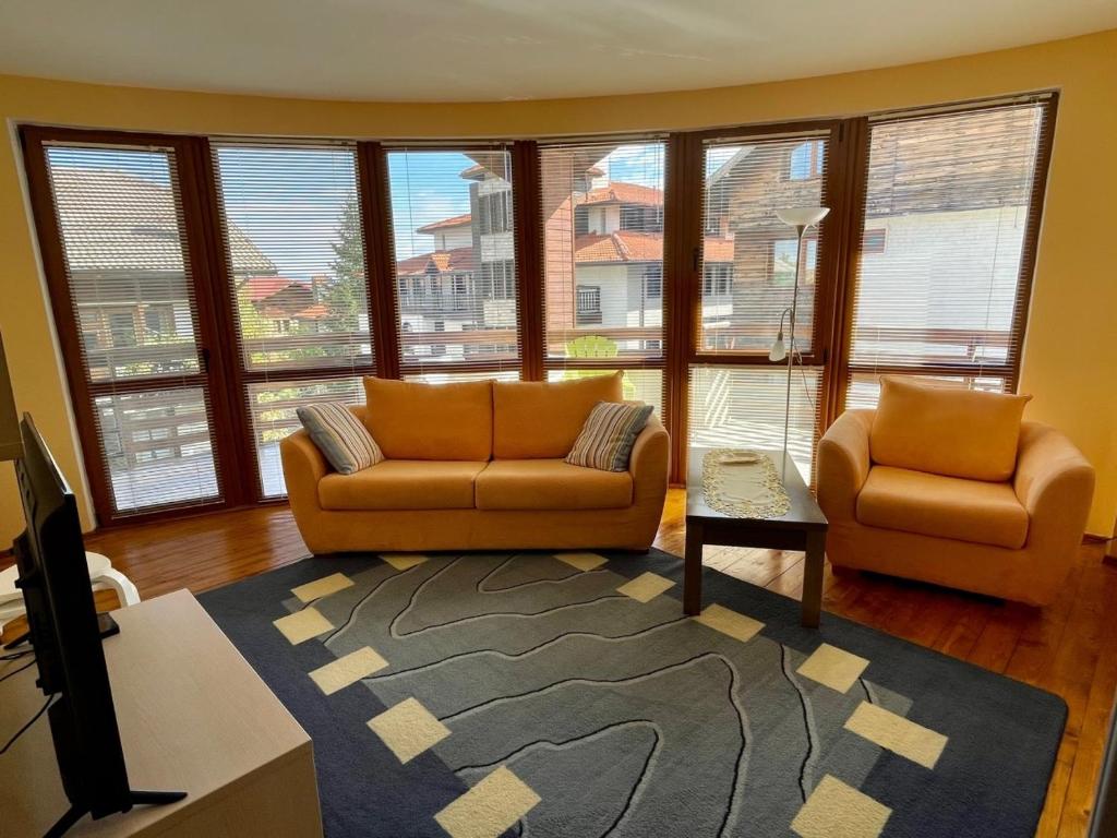 uma sala de estar com dois sofás e uma grande janela em Bansko Ski Apart em Bansko