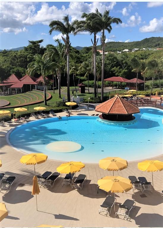Sundlaugin á SUPERBE STUDIO MARTINIQUE VUE ROCHER DU DIAMANT eða í nágrenninu