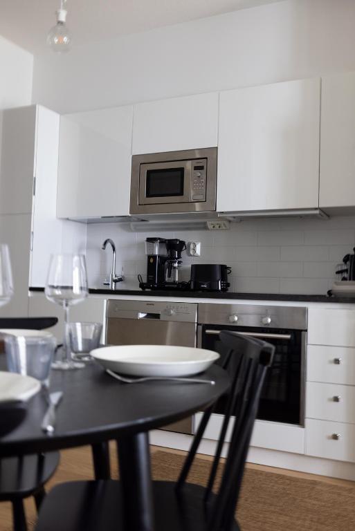 POISTA 2ndhomes Modern 1BR Home with Balcony by the Central Station - One-Bedroom Apartment