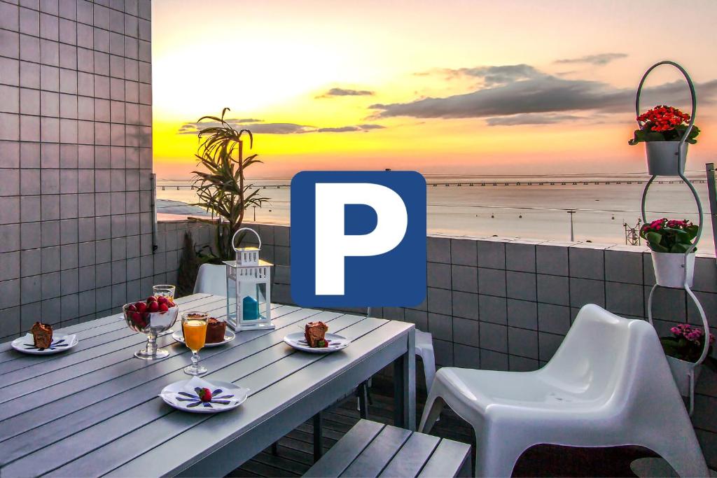 リスボンにあるOriente 25 Housing by APT IINのビーチを望むバルコニー(テーブル付)