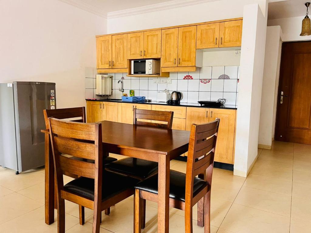 Pool and Garden Facing Apartment in Riviera Foothills Near Baga, Arpora - Apartamento De Dos Dormitorios