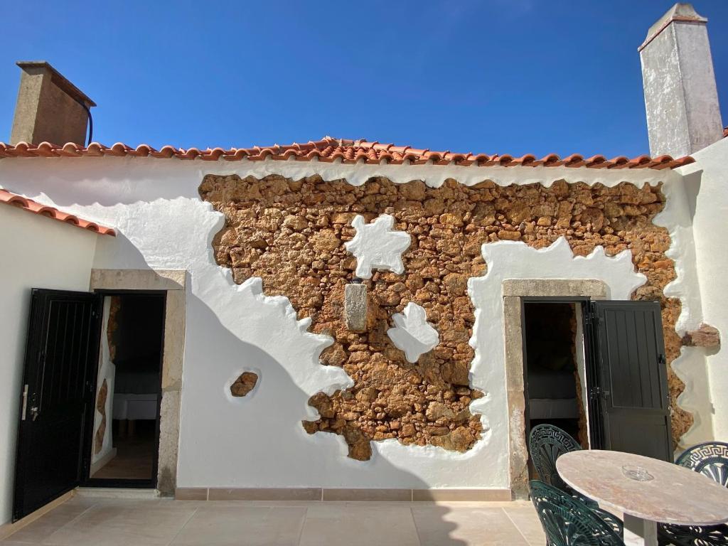 una pared de una casa con una pared de piedra en LIMA Gorgeous Loft at Arrábida, en Azeitão