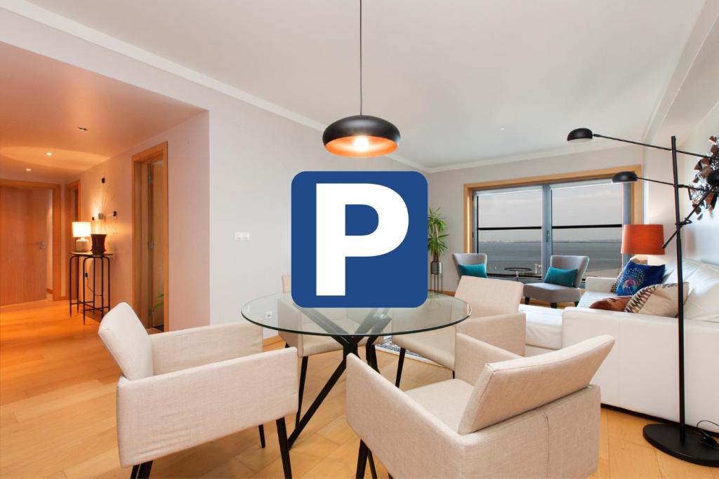 uma sala de estar com um sinal de p numa mesa de vidro em Oriente 57 Housing by APT IIN em Lisboa