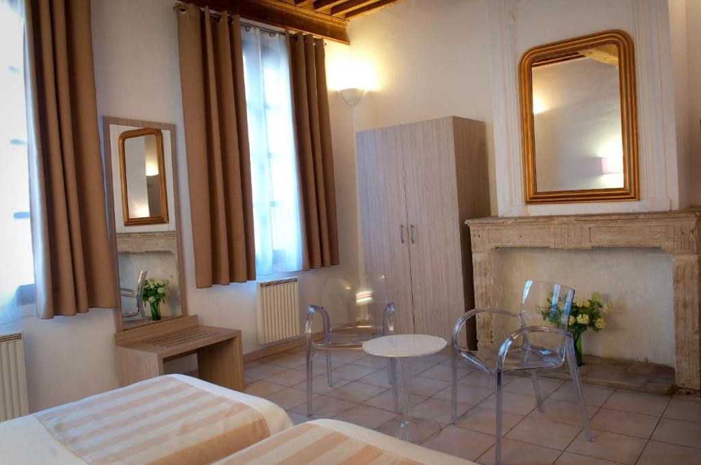 Postel nebo postele na pokoji v ubytování La Taverne