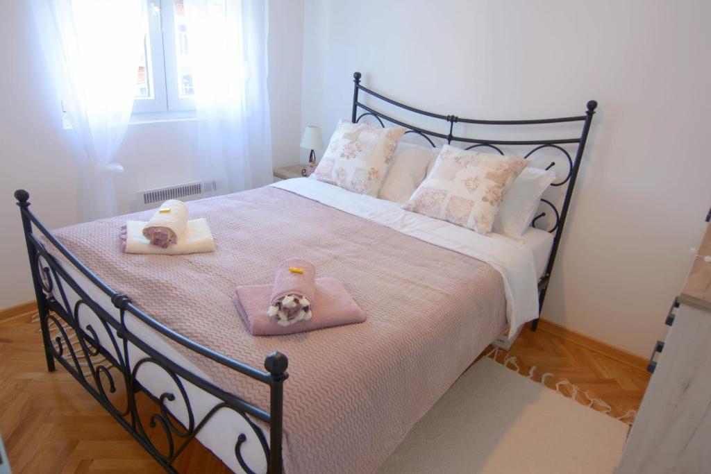 a bedroom with a bed with two towels on it at Apartman Provansa in Vrnjačka Banja