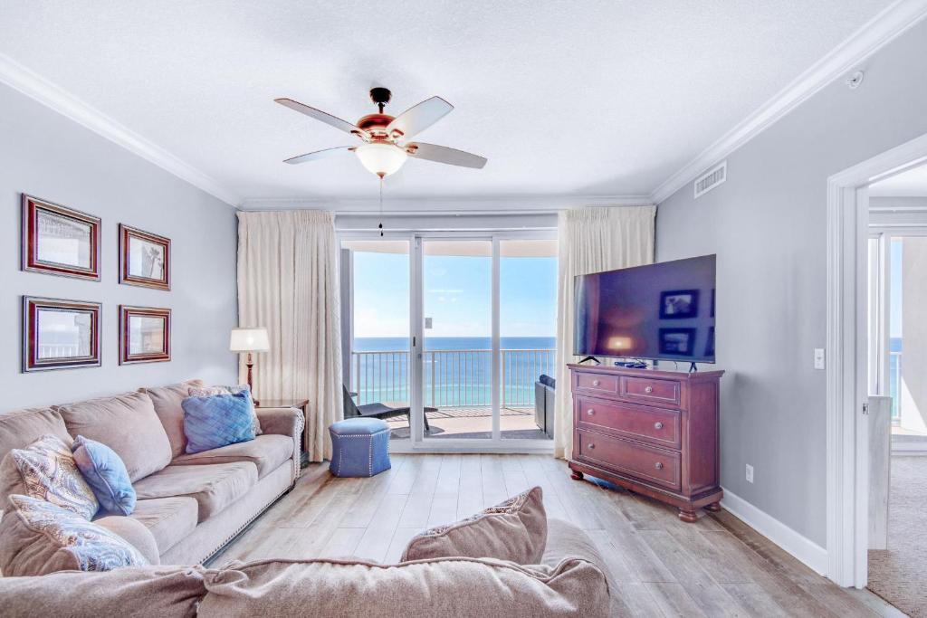 een woonkamer met een bank en een flatscreen-tv bij Twin Palms 1701 in Panama City Beach