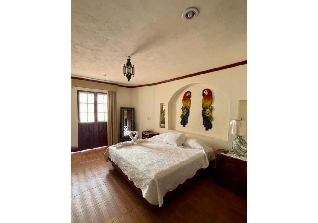 Postel nebo postele na pokoji v ubytování Hotel Hacienda Real