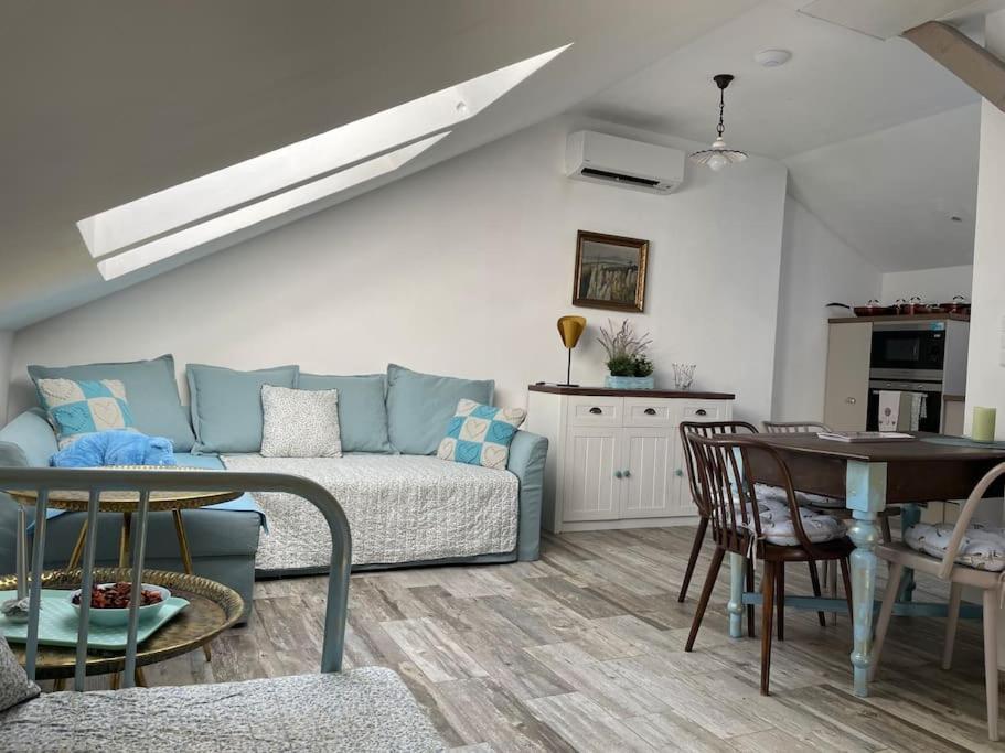 Posezení v ubytování Srní-Modrý podkroví byt /dvojdomek u hotelu Vydra